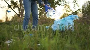女志愿者在郊区<strong>公园捡垃圾</strong>。 停止塑料，塑料污染地球，社会观念